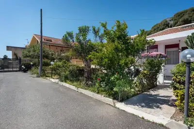 Image de A cozy apartment of approximately 90 square meters, spread over two levels connected by stairs, accommodating up to 6 people. The property is located in Torre Faro, a charming seaside village about 15 km from Messina, where the Ionian and Tyrrhenian Seas