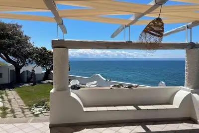 Image de Directly facing the sea with private garden and direct access to the sea