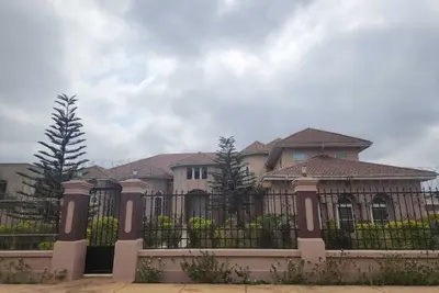 Image de Spacious 6-bedroom house in Sunyani with Ac comfort, a pool and a tennis court