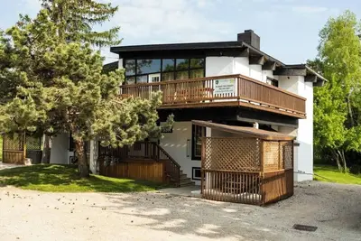 Image de 6 bdrm Blue Mountain Cottage - Private Beach - Hot Tub - Sauna, Ping Pong Table - #52r