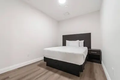 Image de Modern Fully Furnished 2 Bedroom Apartment Unit 7