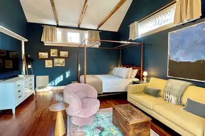 Image de Entire Cottage w Spacious Deck Close to Beaches, Ponds & Town Center