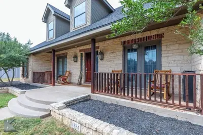 Image de The Kappa House - 7 bedrooms / walk to Acu / sleeps 25 / 10 car parking lot