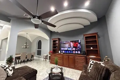 Image de One of a Kind custom 4-bedroom home with gorgeous ceilings design in Humble