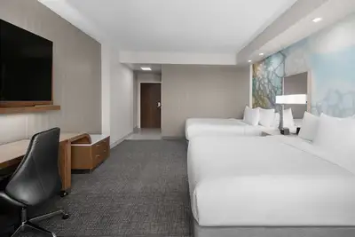 Image de Bright 2 Queen Base | Beach Walk 0. 3 mi, Outdoor Pool & Rooftop Sips, by Pier 60