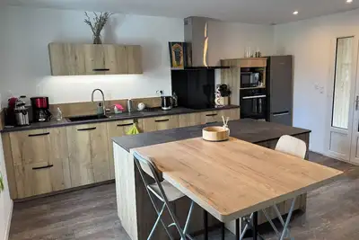 Image de À quelques minutes de tout! Maison de ville familiale proche toutes commodités