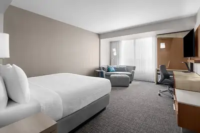 Image de Four Beach King Sofa Stays | Rooftop Bar, Pool & Clearwater Beach 0. 1 mi