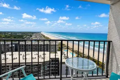 Image de Bright Beachfront Studio + Pool