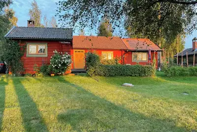 Image de Maison traditionnelle de style dala avec vue sur le lac Siljan