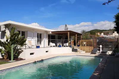 Image de Villa avec piscine privée, tous commerces, plage, navettes maritimes à 700m