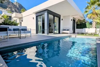 Image de Villa de Charme avec Piscine et Vues Spectaculaires