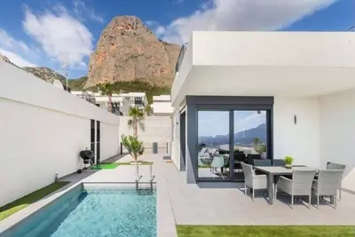 Image de Maison avec piscine chauffée et vue sur la mer