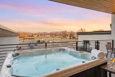 Image de Top Floor 2 Br Hot Tub w/ Massive Views