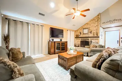 Image de Beautiful two-story townhome in central Abilene by Redbud Park.