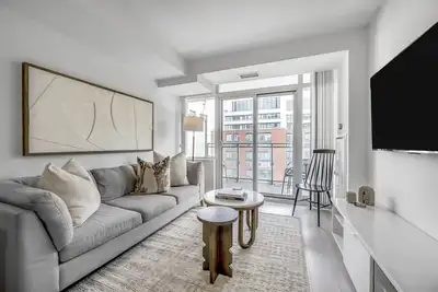 Image de Modern 2 bed+2 bath Downtown Toronto Condo. Parking available