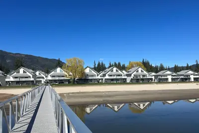 Image de Sandy beach and Boat slip condo rental on Shuswap/Mara Lake!