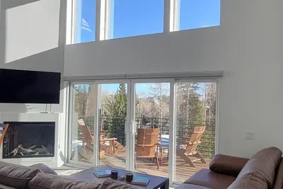 Image de Modern 2 bedroom slopeside retreat with private hot tub.