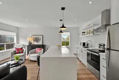 Image de Beautiful 2nd floor apartment, minutes from transit, restaurants, pet-friendly.