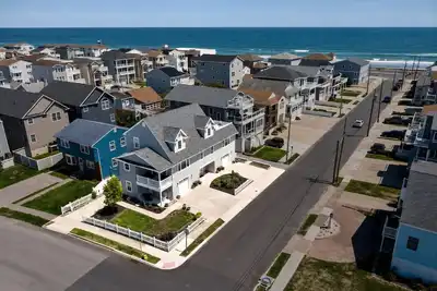 Image de Brigantine Beach Block Home 4 bedroom 3 Full Bath with 2 Decks and Extra Parking
