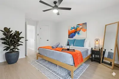 Image de 4 Br Home Near Ut Austin • Sleeps 10 • Walk to Ut • Free Parking • Family Stay