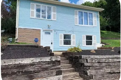 Image de Comfortable Retreat with Portage Lakes View!