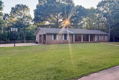 Image de Peaceful country home minutes from Lake Mitchell