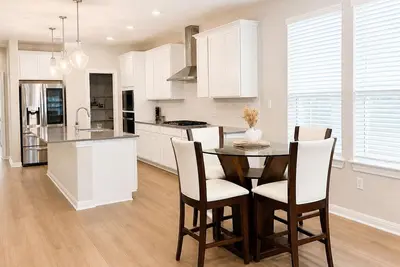 Image de Modern Sunfield Home w/ Pool & Gym