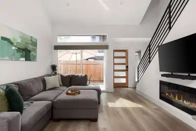 Image de 2br 2ba | Near Domain + Executive Furnished Stay