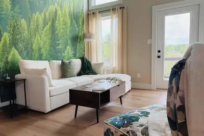 Image de Thoughtfully designed two-bedroom retreat in Floyd, Virginia featuring mountain views, a private deck, full kitchen, and shared fire pit access just minutes from downtown Floyd.