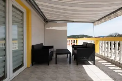 Image de Appartement de deux chambres avec la terrasse Pirovac, Sibenik (A-25939-b)