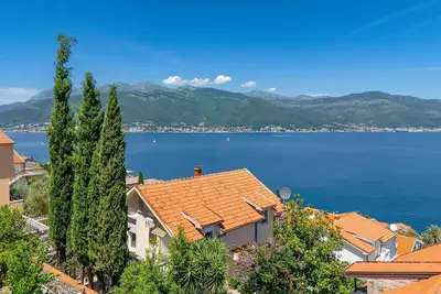 Image de 7 bedroom lovely home in Tivat