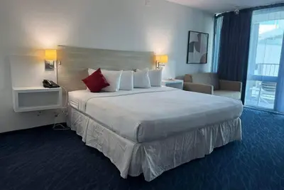 Image de Beachfront Studio • King Bed • Walk to Everything