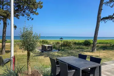 Villa de plage avec embarcadère privé à Hou