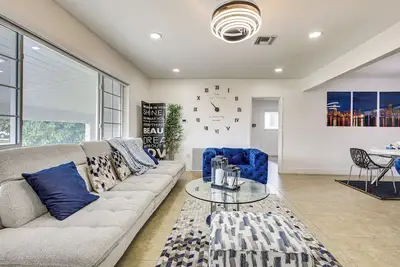 Image de 2 Mi to Hard Rock Stadium: Home w/ Hot Tub!