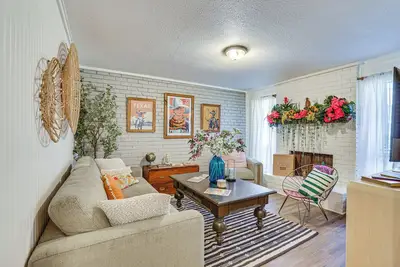 Image de 6 Mi to At&T Stadium! Texan-Themed Townhome