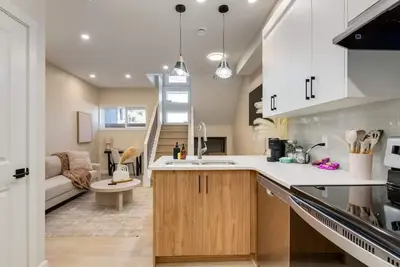 Image de \"Dune\"2 Bdrm Lower Townhome mins from Dt & Ctrain!