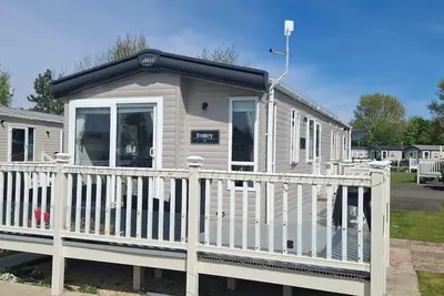 Image de Unwind in our stunning premium waterside retreat. Full wraparound decking
