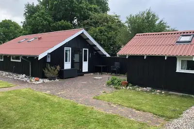 Image de Hyggeligt sommerhus med stor privat have og 800 meter til stranden.