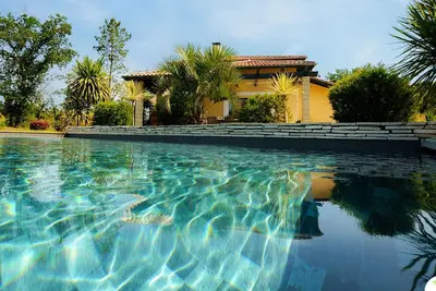 Image de Villa 5 étoiles avec piscine chauffée, 4 ch. avec Sdb privées et Bbq - Jusqu'à 12 pers.