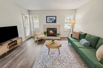 Image de 2br Great for Mid/Long Stays - King Bed/Pool/Gym/Family Friendly