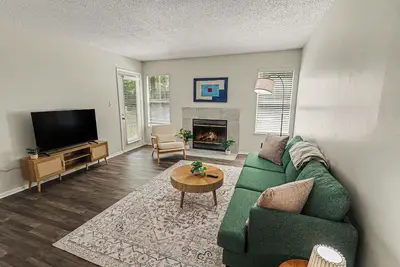 Image de Quiet & Relaxing 2br - King Bed/Pool/Gym Near Uab/Hospitals