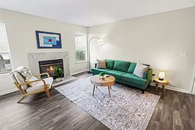 Image de Bright/Spacious 2br - King Bed/Pool/Gym Near Uab/Hospitals