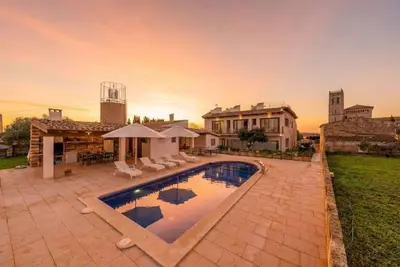 Image de Luxe Mansion | Best Sunset View | Pool | Bbq | Gym