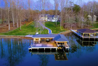 Image de Waterfront Retreat Lakefront Game Room Dock