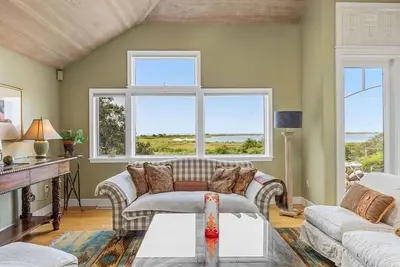 Spacious 5-bedroom oceanfront estate in marvelous Chatham with Ac