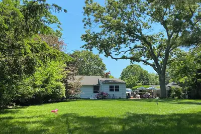 Image de Quiet 2-Bedroom Cottage with a Huge Backyard in Charming Bellport