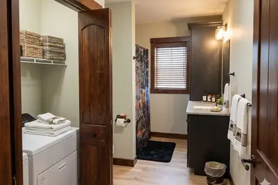 Image de Newly Remodeled 3br Riverfront Apartment w/ WiFi, Garage & Private Access