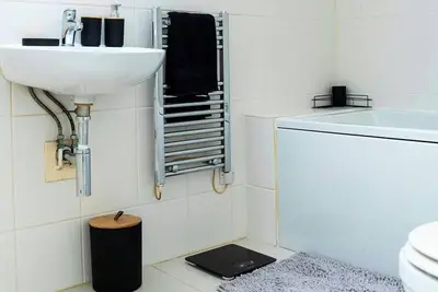 Image de 2 Br in The Wickets | Sleeps to 4 | Near Luton Emr