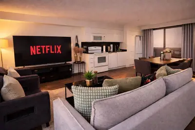 Image de Spacious Luxury 2br Condo | Free Parking & City Views