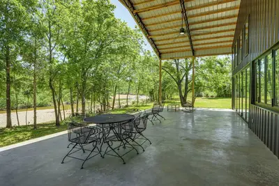 Image de Riverfront Retreat w/ Porch & Views in Des Arc!